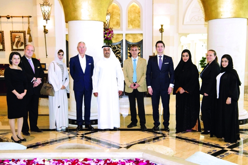 "Ⅶ المسؤول الأممي يتوسط أعضاء اللجنة المنظمة والشركاء من مجموعة جميرا وطيران الإمارات | البيان"