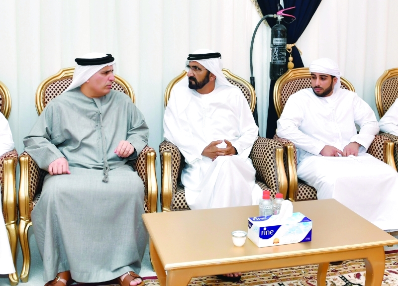 "محمد بن راشد معزياً مطر الطاير في وفاة نجله فهد | تصوير: سيف محمد"