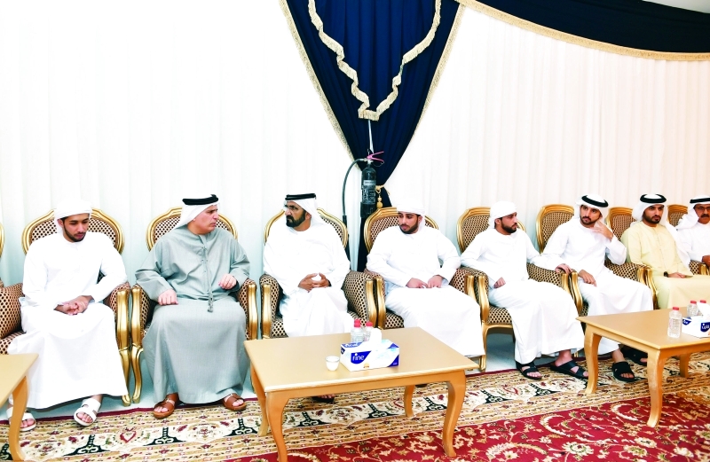 "محمد بن راشد يرافقه حمدان بن محمد خلال تقديم العزاء إلى مطر الطاير بحضور راشد النعيمي"