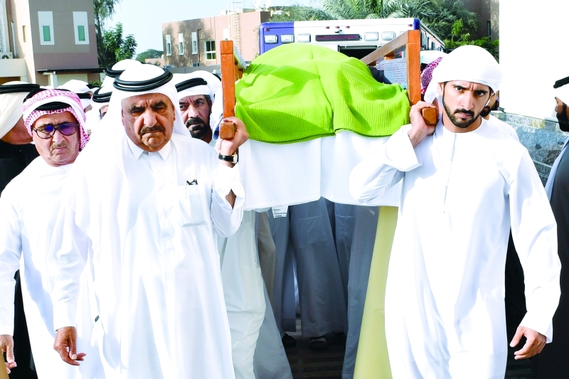 "حمدان بن راشد وحمدان بن محمد وأحمد بن سعيد والشيوخ أثناء التشييع"