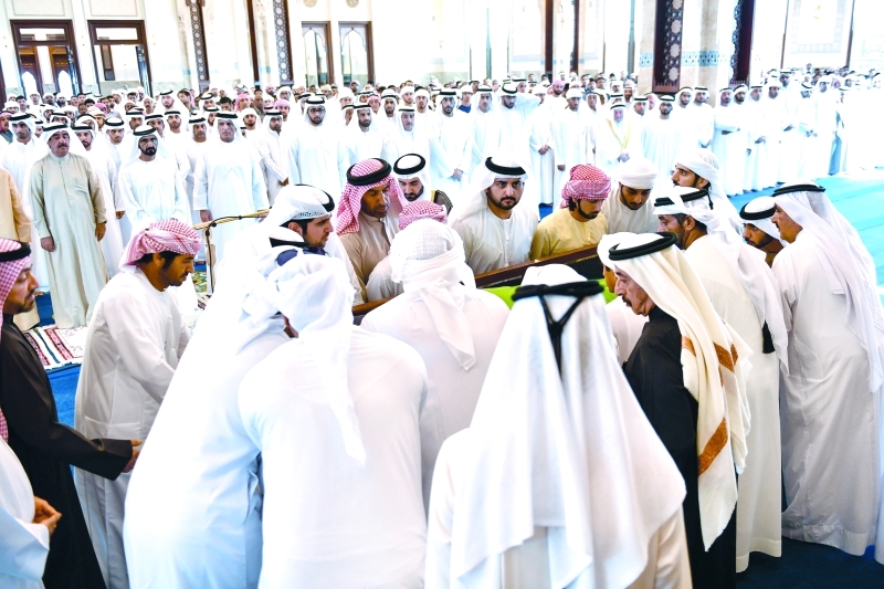 "محمد بن راشد والحكام والشيوخ خلال تشييع الجنازة"