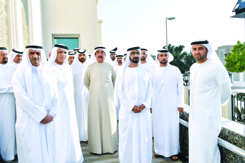 "محمد بن راشد وحمد الشرقي وسعود المعلا وسعود بن صقر ومحمد بن سعود بحضور خليفة سليمان وسلطان السبوسي والشيوخ أثناء التشييع | تصوير سيف محمد"