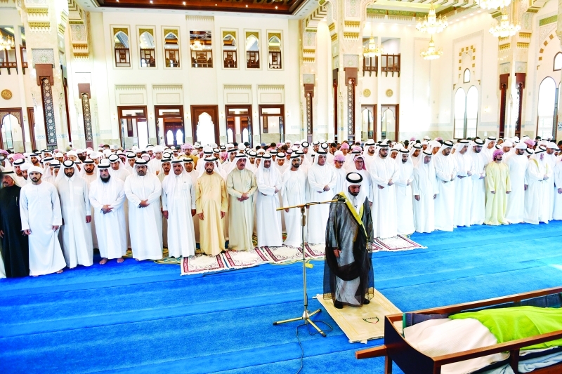 "محمد بن راشد والحكام والشيوخ يؤدون صلاة الجنازة في مسجد زعبيل"
