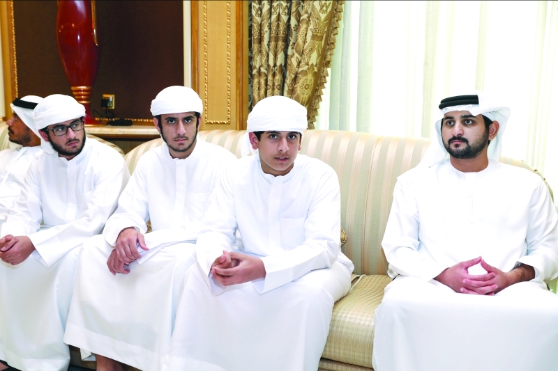 "مكتوم بن محمد خلال العزاء"