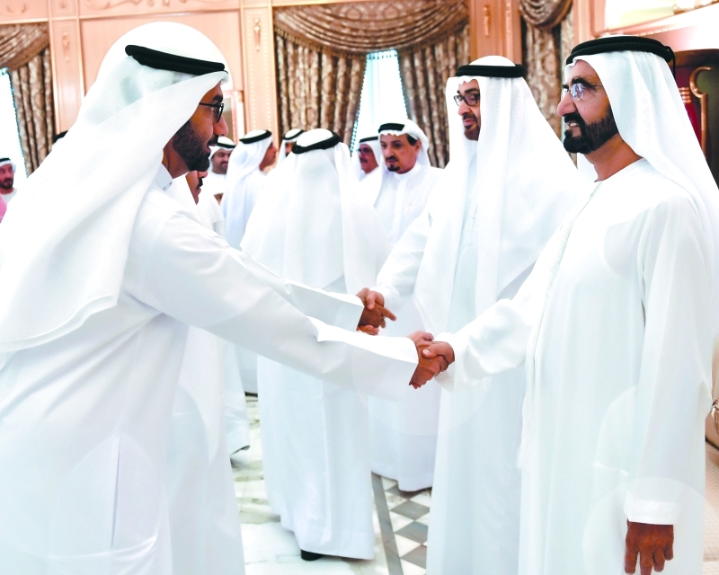 "■ محمد بن راشد ومحمد بن زايد وحميد النعيمي وحمدان بن راشد يتقبلون العزاء من جموع المعزين"