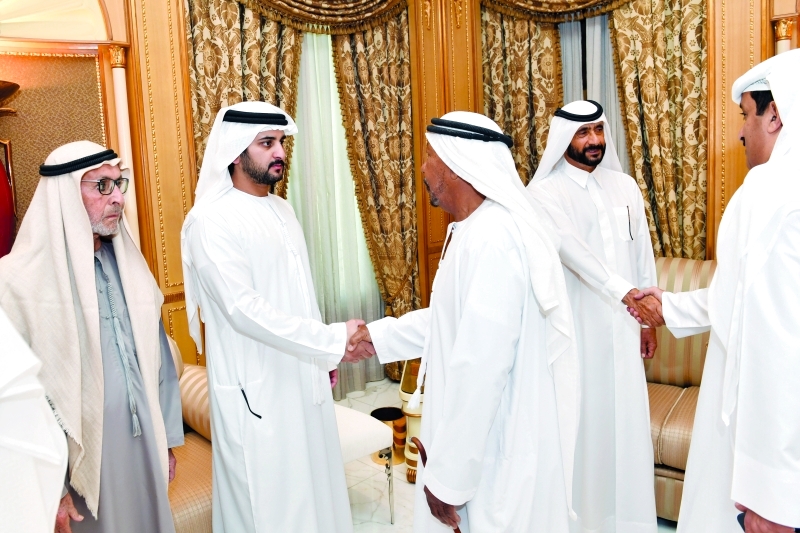 "■ مكتوم بن محمد وأحمد بن راشد يتقبلان التعازي"