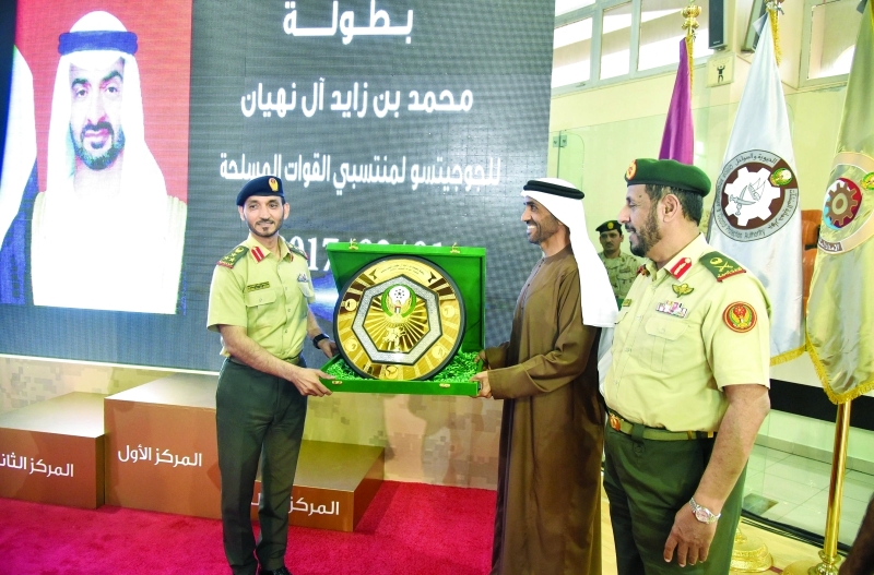 " نهيان بن زايد يتوسط أبطال القوات المسلحة  |  وام"
