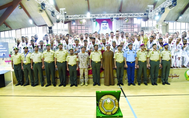 "نهيان بن زايد يتوسط أبطال القوات المسلحة"