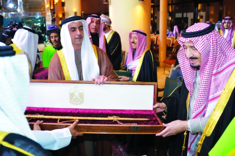 "■ بحضور خادم الحرمين الشريفين سيف بن زايد يسلم جائزة المركز الأول في فعالية سباق الهجن | وام"