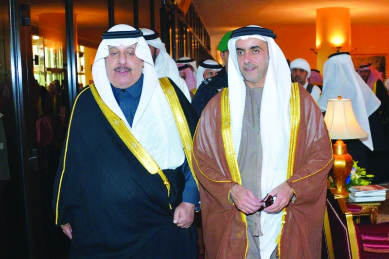 "■ سيف بن زايد لدى وصوله إلى أرض المهرجان وفي استقباله متعب بن عبدالله | وام"
