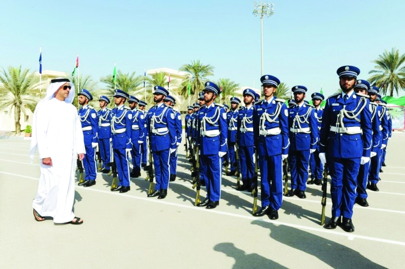 "سيف بن زايد مستعرضاً جانباً من طابور الخريجين"