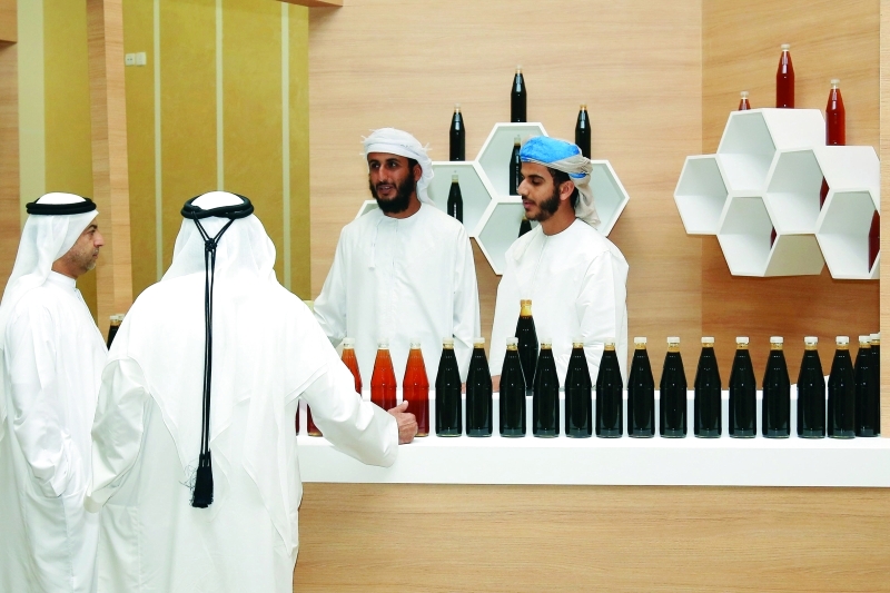 "مواطنان يعاينان أحد أجنحة العسل"
