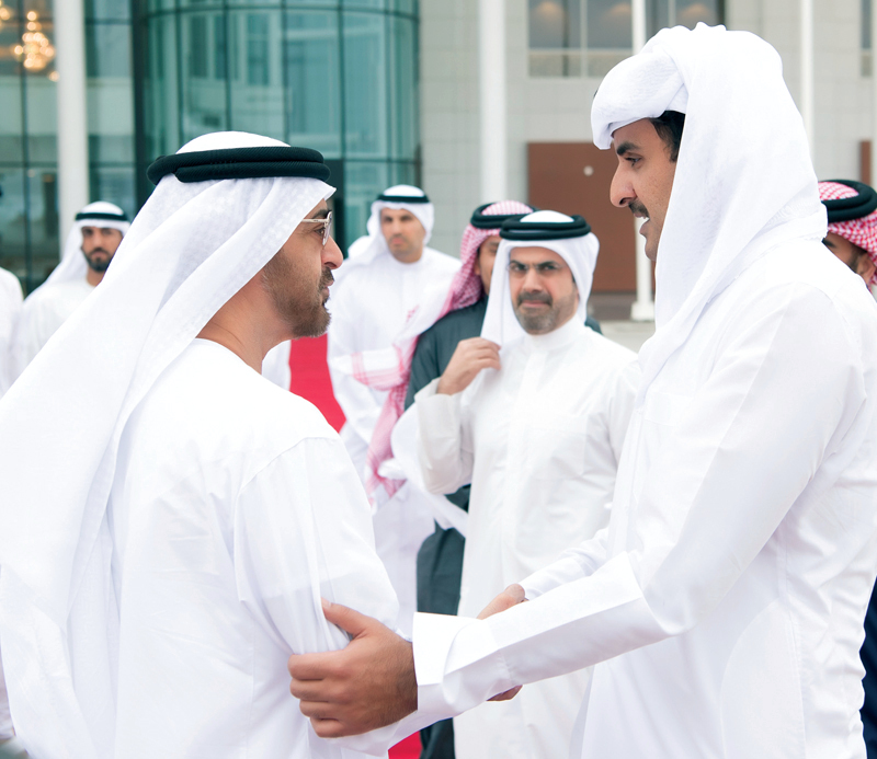 "محمد بن زايد وتميم بن حمد خلال اللقاء ــ وام"
