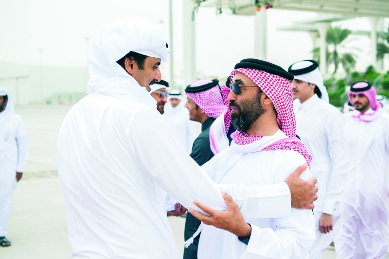"■ طحنون بن زايد مودعاً تميم بن حمد"
