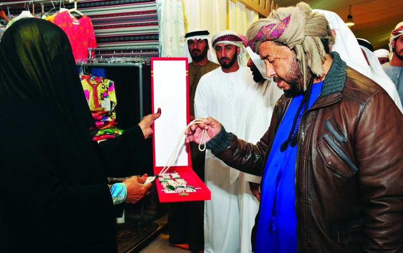 "■ سلطان بن زايد يطلع على الأجنحة التراثية المشاركة | وام"