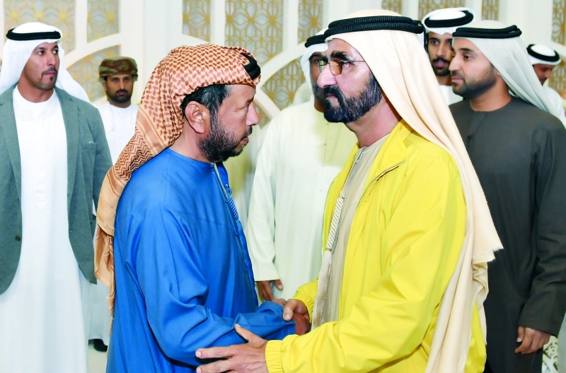 "محمد بن راشد مصافحاً سلطان بن زايد"