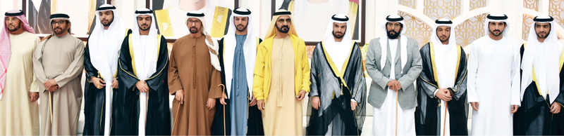 "محمد بن راشد وحمدان بن محمد يتوسطان العرسان بحضور طحنون وسيف بن محمد | تصوير: محمد هشام"