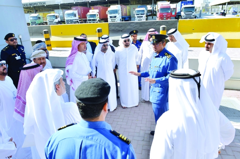 "■ الفريق يطلع على آلية عمل مراكز جبل علي الجمركية | البيان"