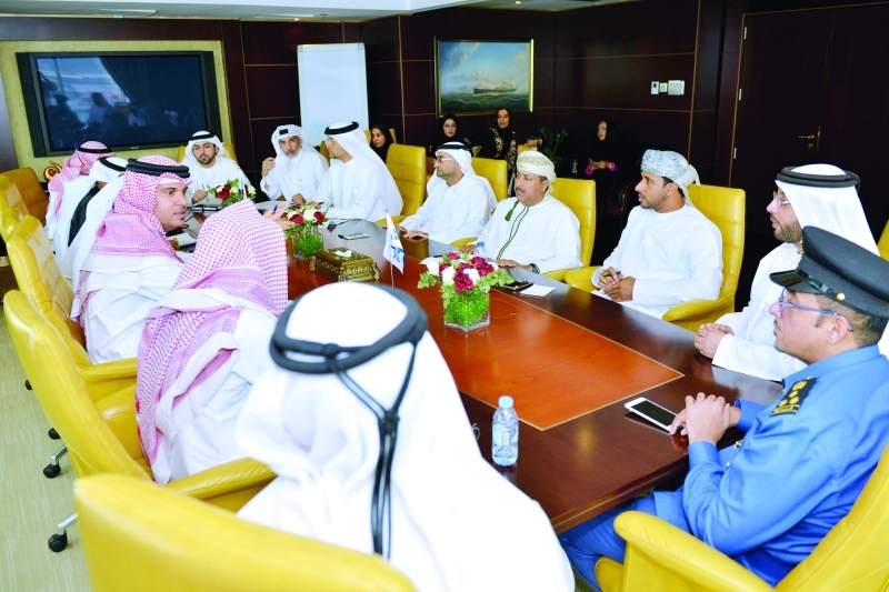 "■ خلال الاجتماع الموسع بين فريق الزيارات الفنية وجمارك دبي | البيان"