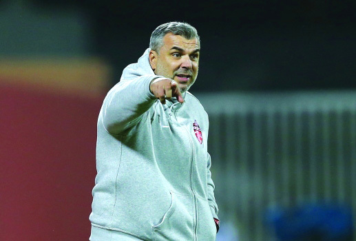 "■ كوزمين يوجه لاعبي الأهلي خلال المباراة | البيان"