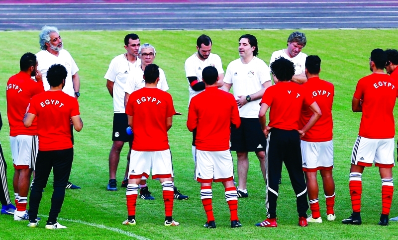 "■ كوبر يتحدث للاعبي المنتخب المصري في التدريبات الاخيرة | رويترز"