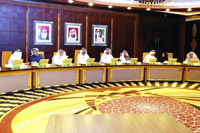 "محمد بن راشد مترئساً اجتماع مجلس الوزراء بحضور حمدان بن راشد وسيف ومنصور وعبدالله بن زايد ونهيان بن مبارك ولبنى القاسمي ومحمد القرقاوي وسلطان المنصوري | تصوير: خليفة اليوسف"