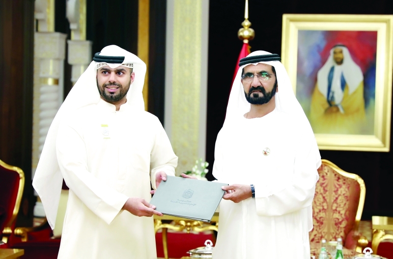 "محمد بن راشد لدى تسليم خريجي برنامج الرؤساء التنفيذيين للسعادة والإيجابية شهاداتهم | تصوير: خليفة اليوسف"