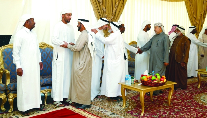 "عدد من المواطنين يواسون ذوي الشهيد"