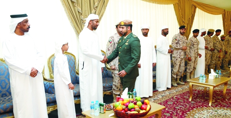 "ضباط القوات المسلحة وجموع المواطنين يقدمون العزاء لذوي الشهيد عبيد المزروعي | تصوير: زيشان أحمد"