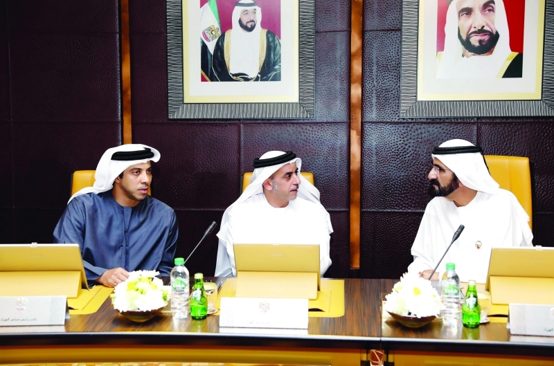 "نائب رئيس الدولة في حديث مع سيف ومنصور بن زايد"