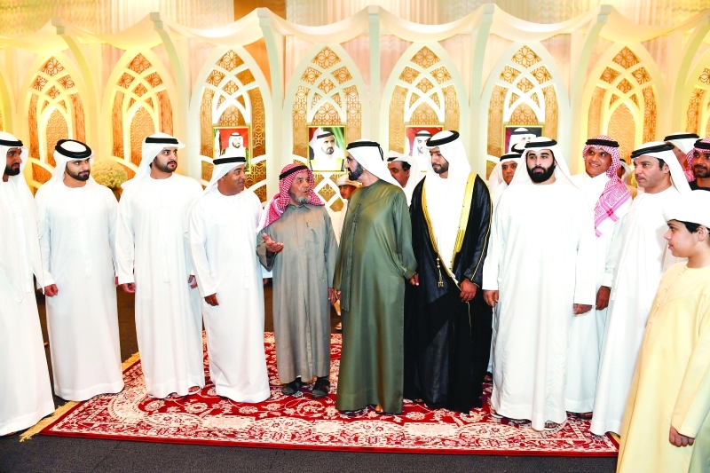"■ محمد بن راشد يتوسط العريس وذويه بحضور مكتوم ومنصور بن محمد | تصوير: سيف محمد"