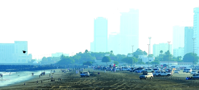 "■ شاطئ الفصيل متنفس عائلي وملاذ يجذب مئات الزوار  |  تصوير: زيشان أحمد"