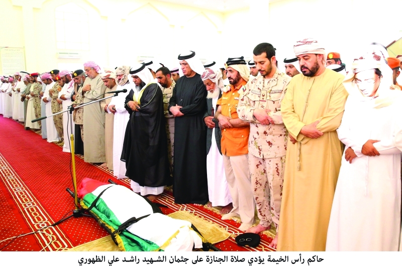 "سعود بن صقر وجموع المواطنين يؤدون صلاة الجنازة على الشهيد راشد الظهوري"