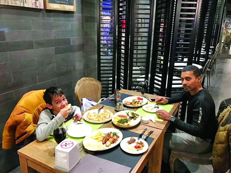 "الشهيد عبيد جوهر المزروعي في صورة مع ابنه"