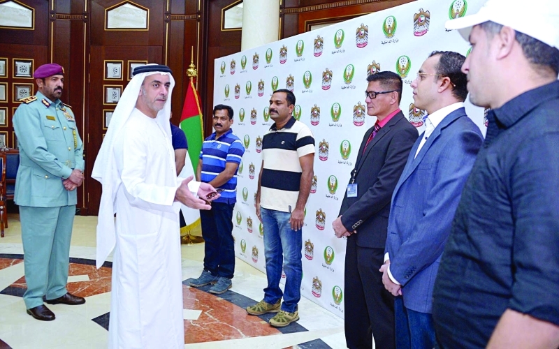 سيف بن زايد يكرم موظفي منشآت خاصة في دبي