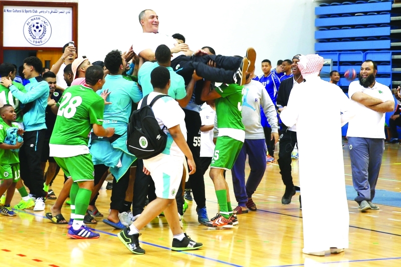 "Ⅶ الفرقة الخضراء ترفع المدرب ابتهاجاً بلقب الدوري | البيان"