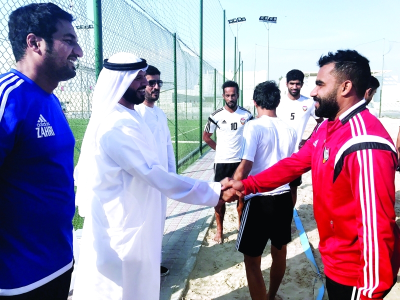 "■ مروان بن غليطة يصافح لاعبي منتخب الشاطئية | البيان"