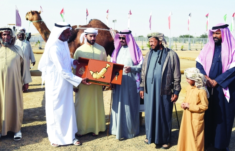"■ سلطان بن زايد خلال تكريم صاحب المركز الأول في مسابقة المحالب | البيان"