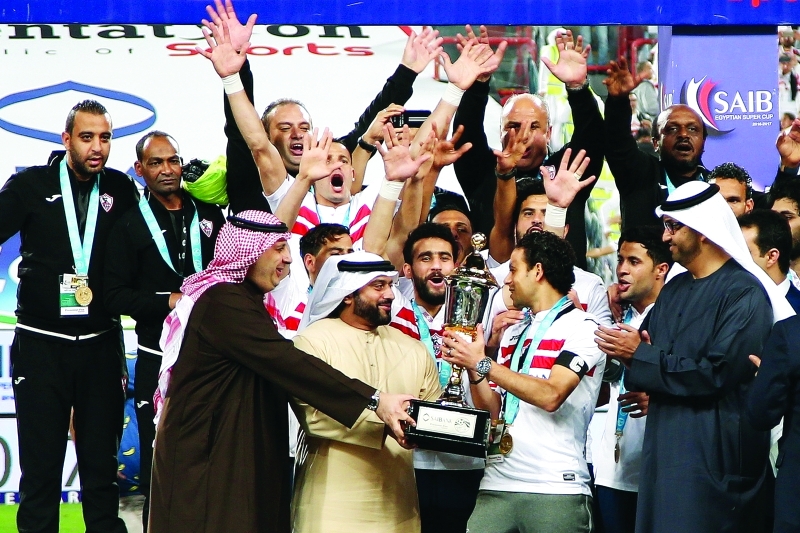 "■ عبدالله بن محمد يسلم الكأس للزمالك بحضور سلطان الجابر وتركي بن خالد | تصوير - مجدي اسكندر"