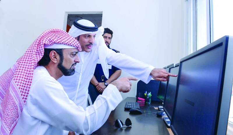 "■ ولي عهد عجمان يتابع مراحل المشروع على الكمبيوتر | وام"