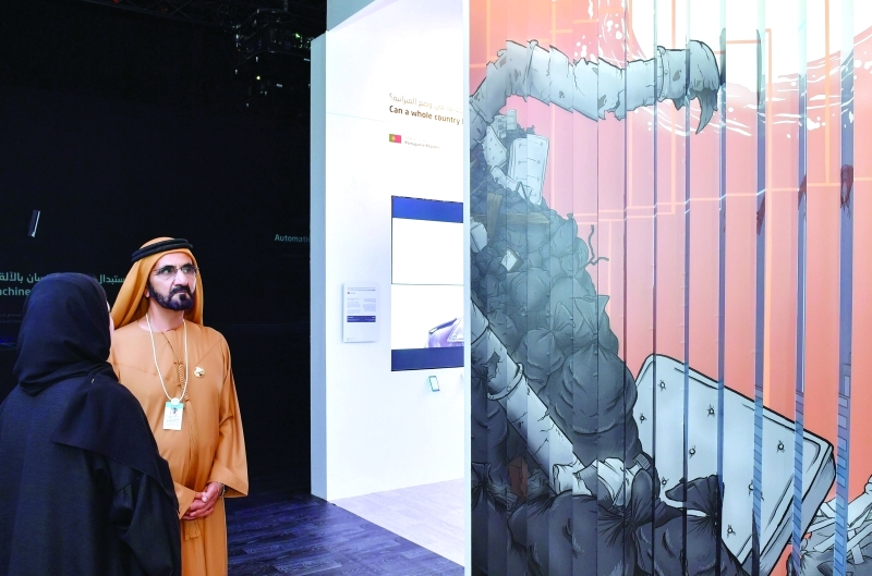 "■ محمد بن راشد خلال زيارة معرض الحكومات الخلاقة الذي تستضيفه القمة العالمية للحكومات | تصوير: محمد هشام"