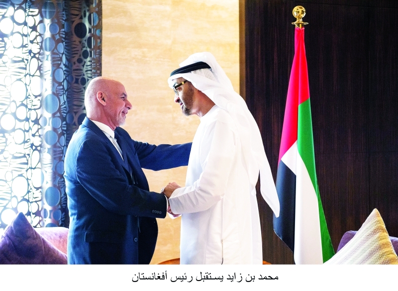 "محمد بن زايد مصافحاً الرئيس الأفغاني | وام"