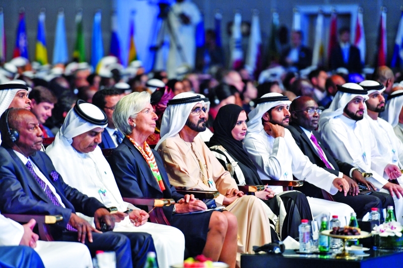 "■ محمد بن راشد وحمدان بن محمد وأمل القبيسي وأحمد ومنصور بن محمد وعبيد الطاير وكريستين لاغارد قبيل جلستها الحوارية | تصوير : سيف محمد"