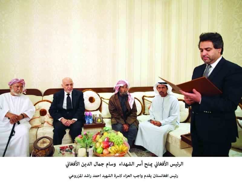 "■ خلال زيارته أسرة الشهيد أحمد المزروعي"