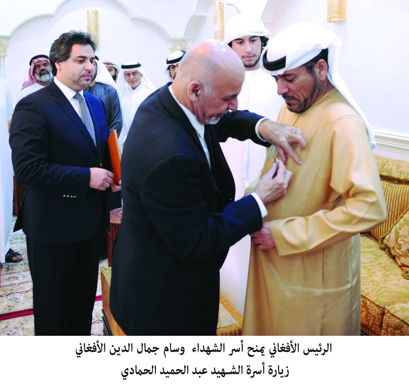 "■ محمد أشرف موشحاً أسرة الشهيد عبد الحميد الحمادي الوسام"