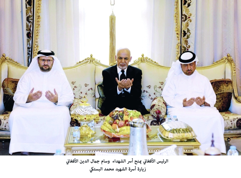 "■ وأثناء زيارته أسرة الشهيد محمد البستكي"