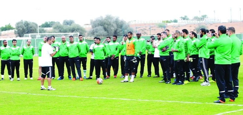 "■ خلال ورشة عمل مدرب الحراس بنادي الإمارات | البيان"