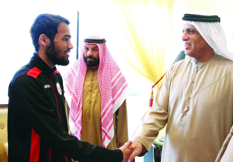 "■ .. وسموه يهنئ أحد الأبطال"