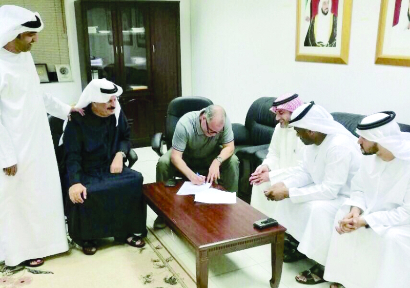 "■ صالح بوشكرو يوقع على العقد بحضور أعضاء مجلس إدارة الاتحاد | البيان"