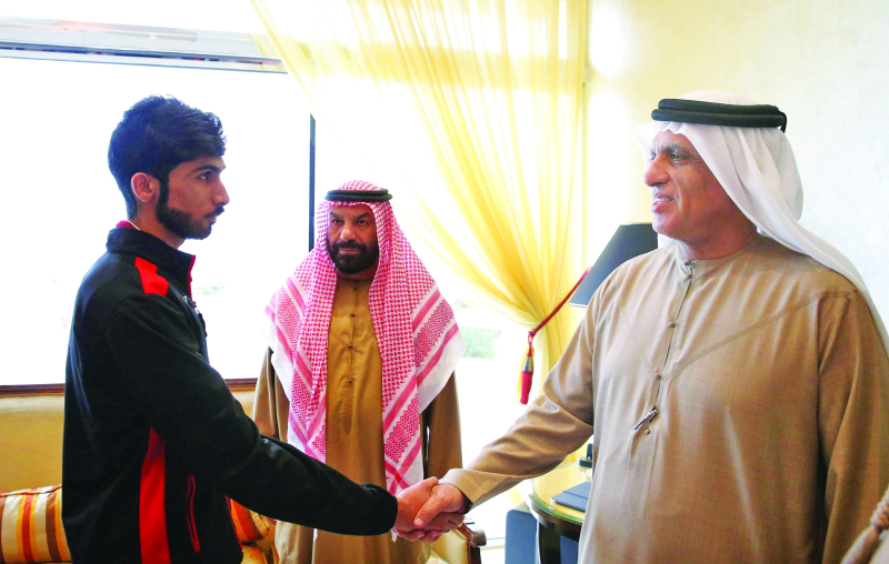 "■ حاكم رأس الخيمة يصافح أحد اللاعبين"